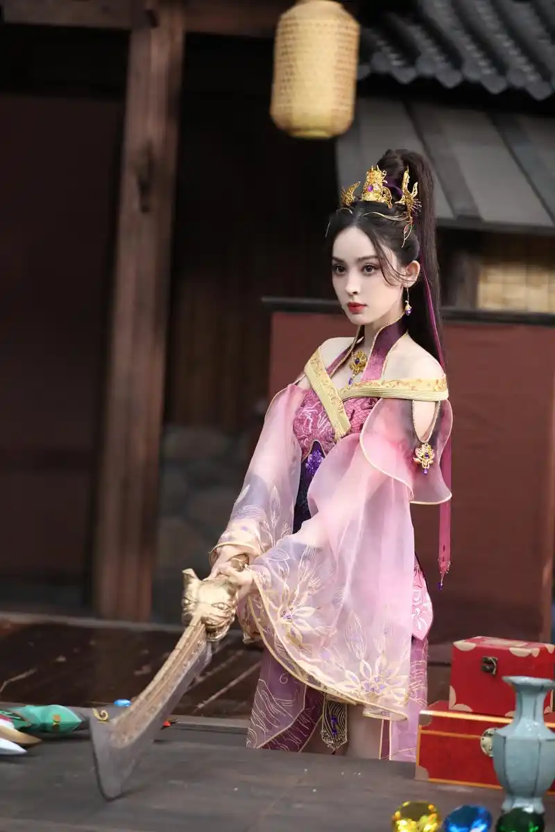 古力娜扎最新紫衣古装写真照,高马尾金簪造型,侠气与美并重