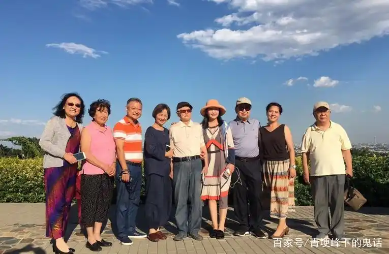 87版红楼梦剧组幕后生活照,图二姐妹们在大观园门口合影