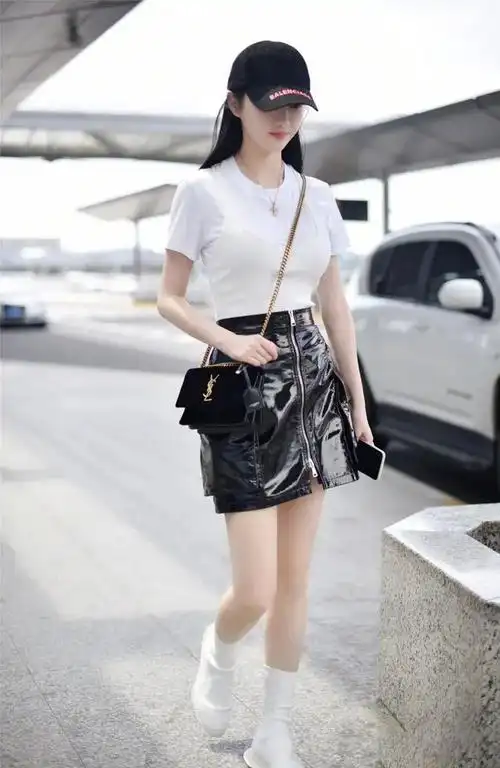 景甜不好好穿衣,紧身背心硬要穿在t恤外,竟然秀出了凹凸好身材