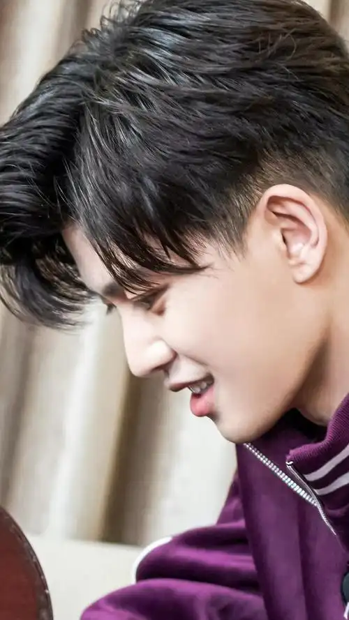 任嘉伦获得2021年度爱奇艺国际站q awards年度娱乐盛典年度影响力男