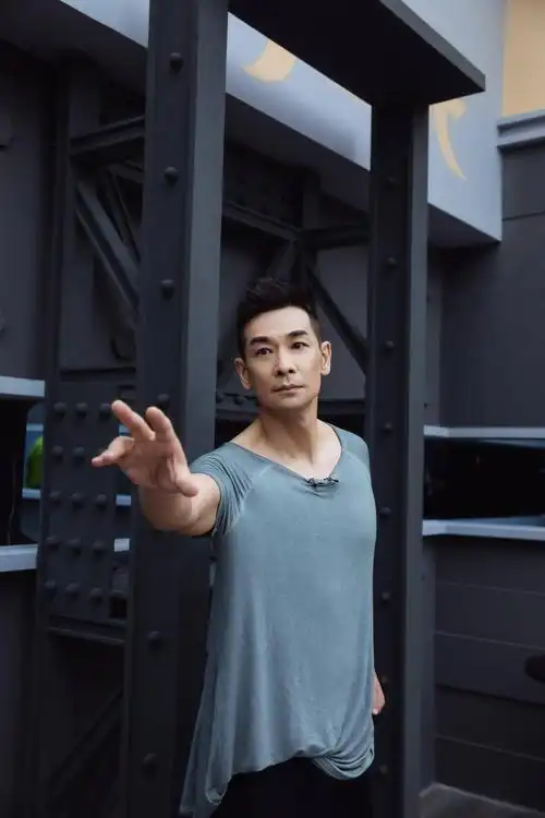 赵文卓个人资料(赵文卓:娶小8岁东北小丫,婚后连生三胎,如今一家五口