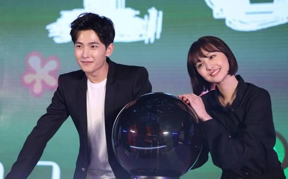 郑爽拒绝影版"贝微微"或因井柏然,甜蜜称赞杨洋