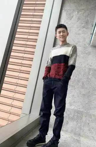 张一山称不畏曲折凌乱寸头发型棱角分明新鹿鼎记备受争议