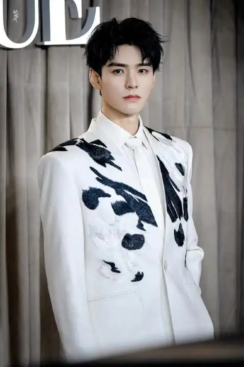 wu特别定制的客座编辑@龚俊simon人群中最亮眼大帅哥,186的身高,身材