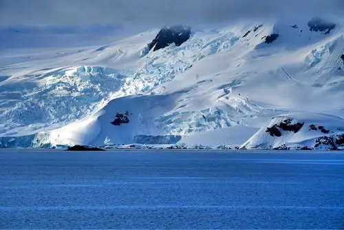 仔细观察,我发现冰雪不都是白色的,而有湖蓝色,淡蓝色和宝石蓝点缀