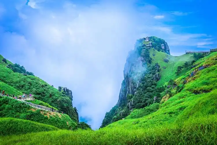 不少游客到江西武功山游玩,都被这里的云海弄得如痴如醉.