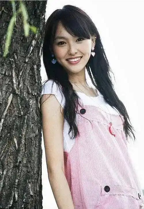 唐嫣在2004年就进入了娱乐圈,出道已经有十六年了,在这16年的时间里她