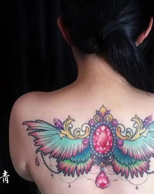 翅膀纹身图片_背部纹身图案