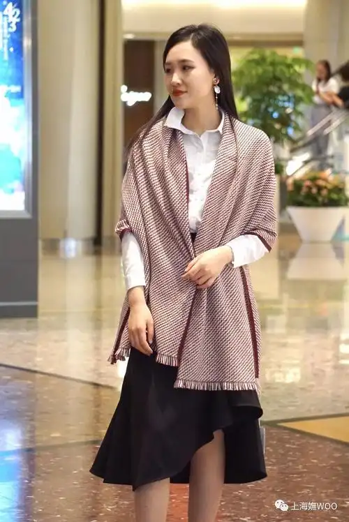 基本款配披肩,你的秋季叠搭穿法已上线