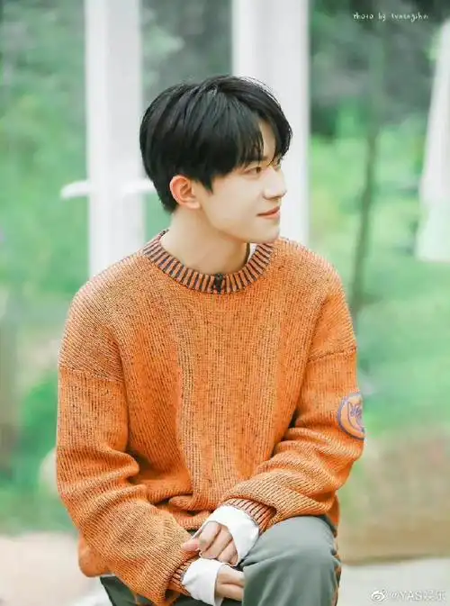 yas热点##易烊千玺橙色系运动风造型