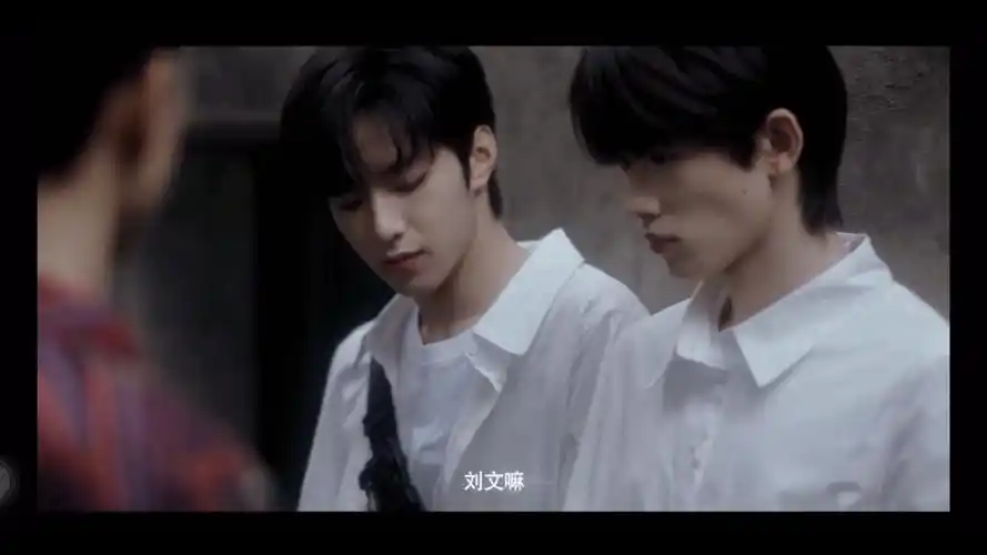 宋亚轩刘耀文一起等雨停