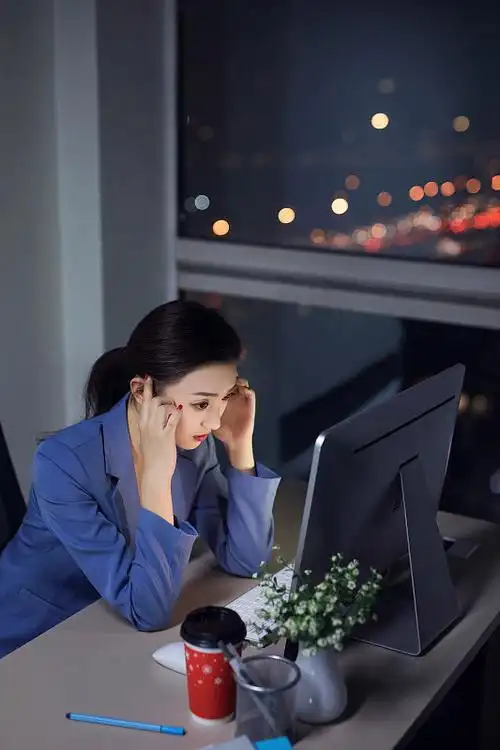 商务女性加班,状态不良,夜晚图片下载