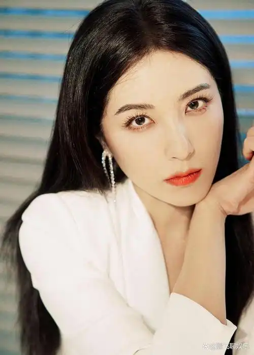 在照片中,曾黎穿着白色衬衫,戴着生日纸帽,闭目许愿,祝福自己保持简单