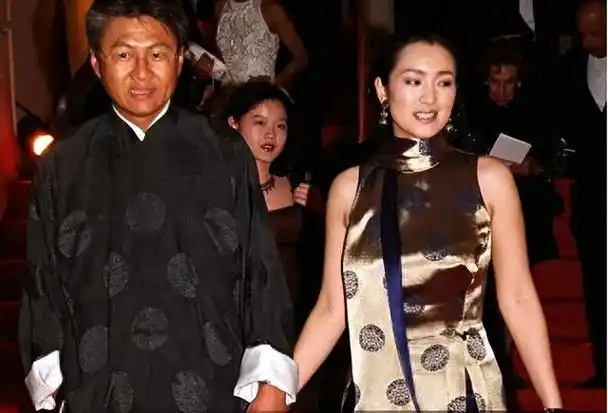 正是在巩俐嫁给了黄和祥之后,她才跟着丈夫去了新加坡,并把自己的国籍