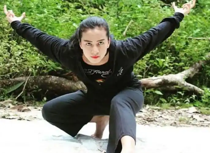 女子偶像是李小龙,把功夫练到极致,最厉害功夫:一指弹