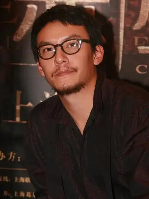 就想给神尊盖个楼年轻时的张震