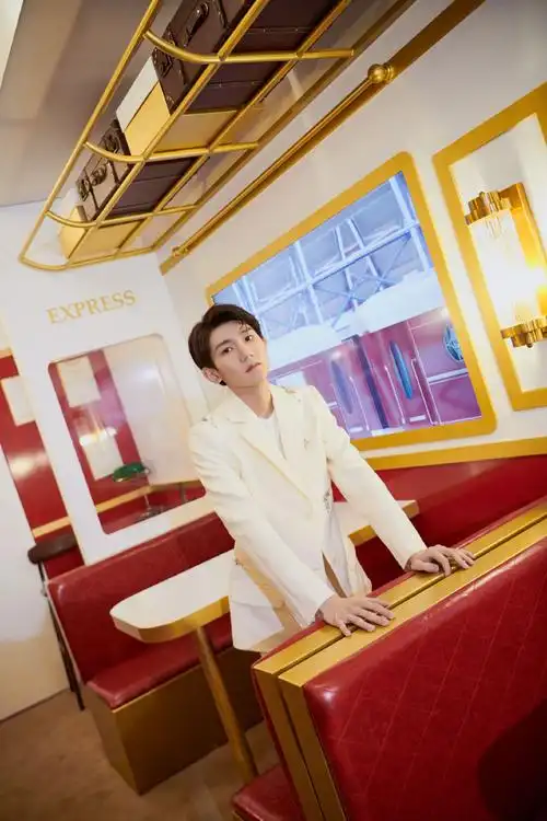 王源精致白色西装写真图片79