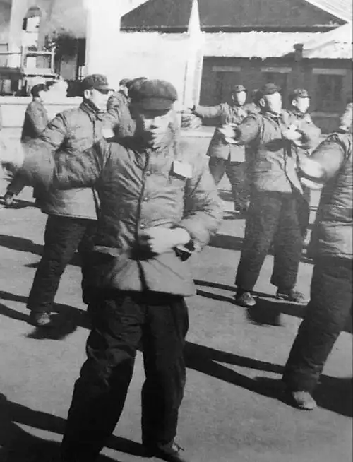 这张照片拍摄于溥仪被关押在抚顺战犯管理所期间,溥仪和其他被关押的