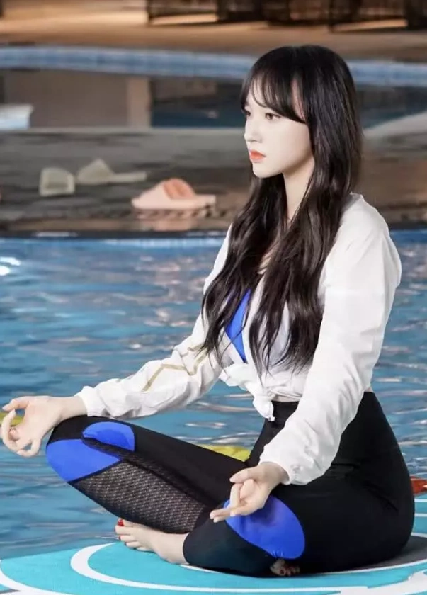 程潇摆脱小胖妹称号秀腰秀腿让人羡慕偏爱箭步蹲和哑铃