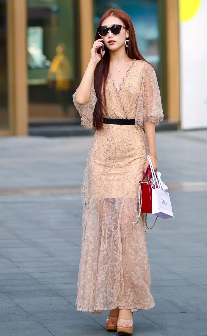 街拍:透视纱裙让妹子们秀出若隐若现的小性感,仙气十足太迷人