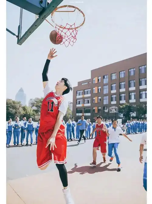 刘昊然打篮球照梦回余淮