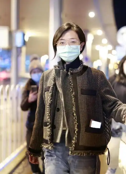 万茜现身机场穿粗呢格子外套搭配牛仔裤简约舒适又时尚