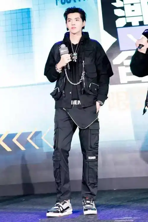 鞋狗求放过!1w块lv穿腻了,"鞋贩合伙人"吴亦凡魔爪伸向平价aj