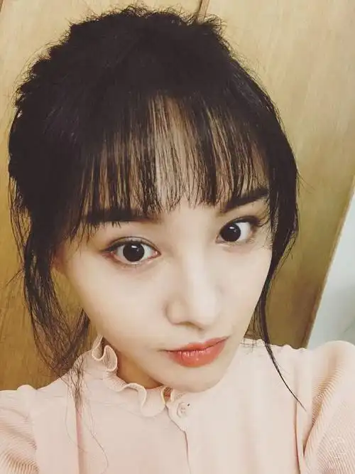 郑爽晒自拍照和爸爸一起逛街,"大眼睛空气刘海"美出新高