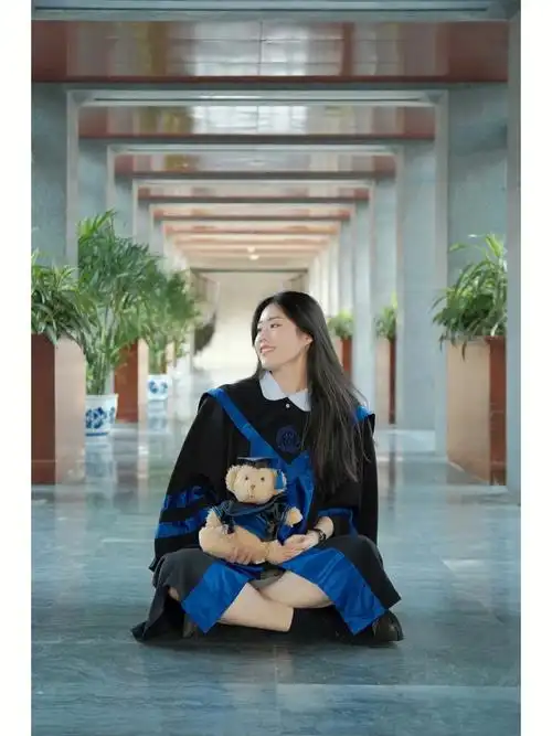 毕业季放送第四弹人大图书馆单人毕业照