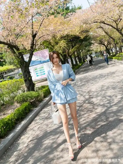 美女模特孙允珠高清美图:森系苹果绿撞色配搭无袖衣裙