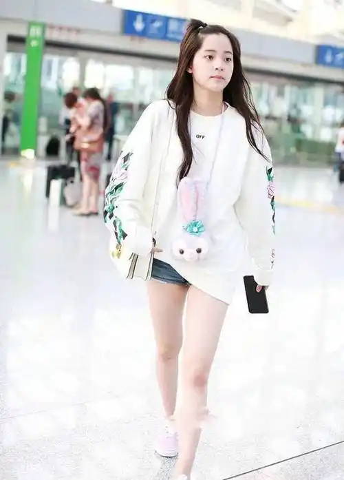 小白鞋已经失宠,今年流行欧阳娜娜的"帆布鞋",美回18岁模样_选择了