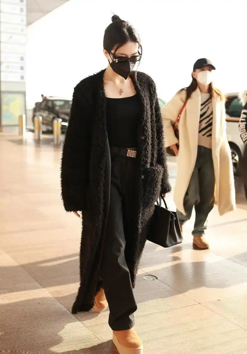 徐璐最新机场街拍,穿搭真的很迷人,即使戴了口罩依旧挡不住她的魅力.
