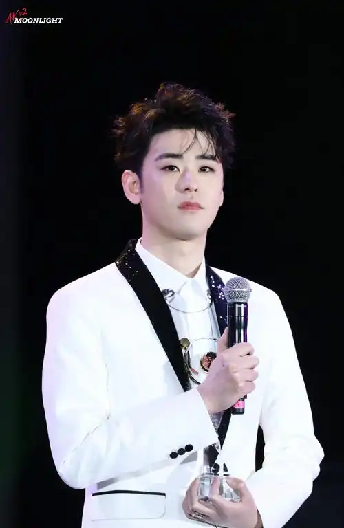 张云雷白西装造型,这就是白马王子该有的样子啊!……_高清图集_新浪网