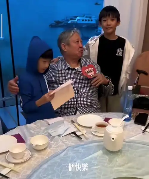 洪金宝与家人庆71岁生日,俩孙子为爷爷做贺卡,祖孙相拥超温馨