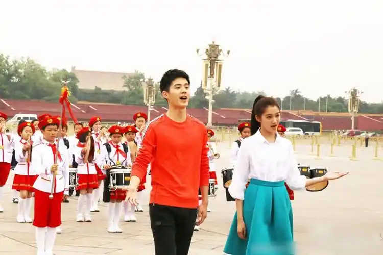 朝气蓬勃!刘昊然关晓彤天安门广场放歌(图)