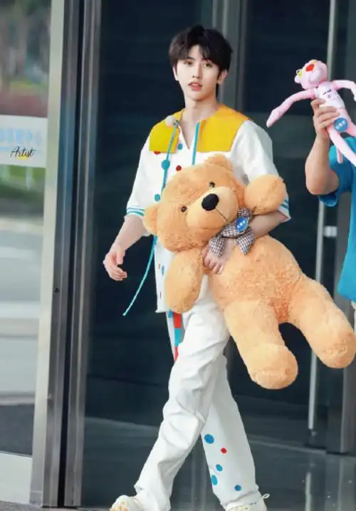 蔡徐坤抱是s码,粉丝抱就变xxl码啦!果然是巨葵啊!