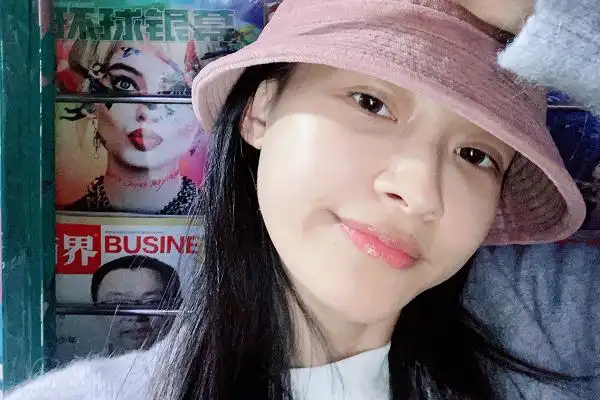 孙怡对颜值有多自信?素颜出镜用手捂嘴,不料"多层眼皮"抢镜