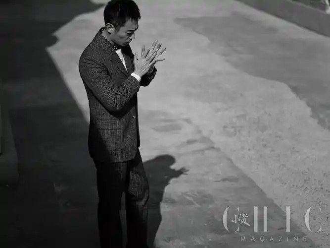 朱亚文登时尚杂志封面黑白明暗之间演绎冬季文艺格调