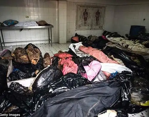 陈尸所里堆积的遗体.