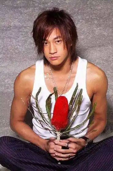 何润东婚后毫无节制,从健身达人到又秃又胖,网友:这不是刘能?