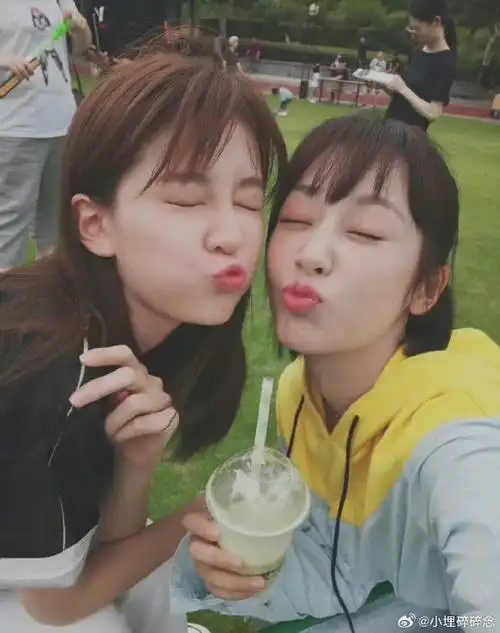 乔欣晒两个老太太为杨紫庆生##杨紫乔欣老了的状态