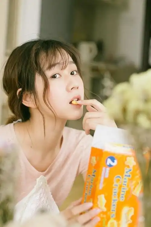 清纯可爱妹纸粉嘟嘟嘴唇可人俏皮唯美写真