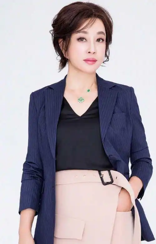 刘晓庆简历个人资料(69岁刘晓庆仍不服老涂大红唇妆容精致似芭比)(15)