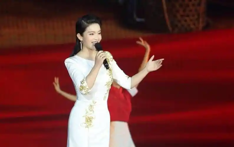 原创青年歌唱家张泽艳唱响第23届南宁国际民歌艺术节