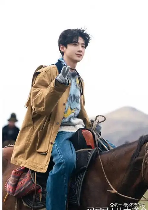 白敬亭出生在一个普通的家庭,父亲是一名出租车司机,母亲是家庭主妇.