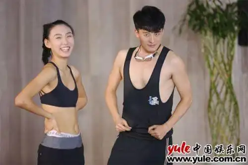 《跨界冰雪王》李菲儿左小青泳装照 梁译木孙艺洲秀肌肉