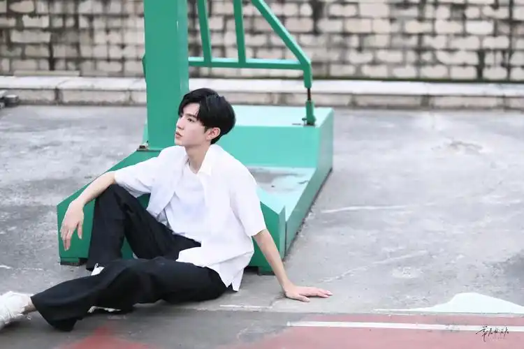 陈哲远白衬衫饭拍白衬衫的清爽少年帅补货了