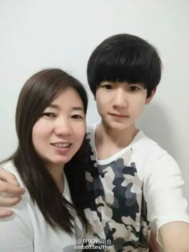 易烊千玺和妈妈的合影