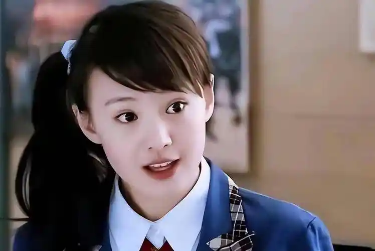 一直到今年五月份,有美国留学生在商场偶遇郑爽及其父亲并拍下照片,她