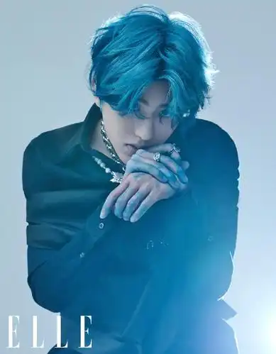 上游时尚|蔡徐坤elle三月刊封面大片,蓝发造型突破自我